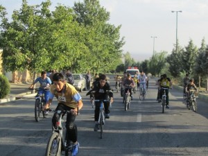 به مناسبت هفته دفاع مقدس دوچرخه سواران خامنه دور شهر را رکاب زدند